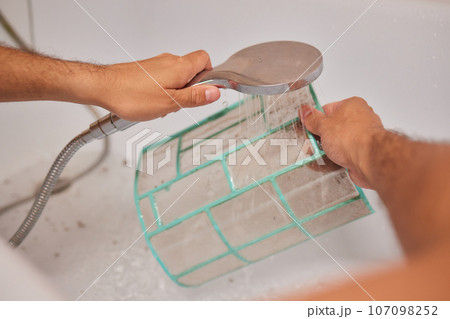 Washing air-conditioner filter with water Washing air-conditioner filter with water 107098252
