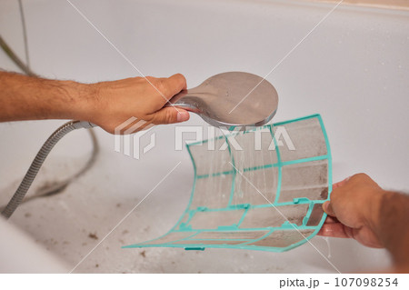 Washing air-conditioner filter with water Washing air-conditioner filter with water 107098254