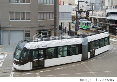 中央図書館西町交差点と近代的なLRT型路面電車セントラム 富山市地鉄市内電車 中央図書館西町交差点と近代的なLRT型路面電車セントラム 富山市地鉄市内電車 107099203
