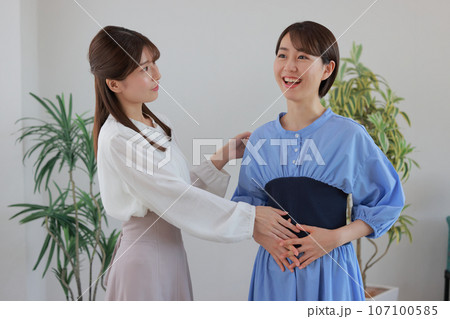 ボイストレーナーからの指示でボイストレーニングする女性1 107100585