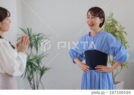 ボイストレーナーからの指示でボイストレーニングする女性5 107100589