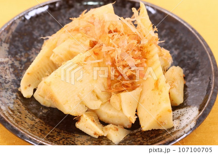 タケノコの煮物　小皿　かつおぶし 107100705