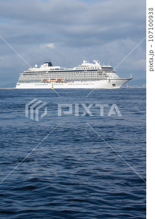 大阪港に入港する客船 107100938