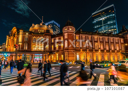 日本の東京都市景観 本日開業の東京ミッドタウン八重洲。仕事帰りなどの人たち…=2023年3月10日 日本の東京都市景観 本日開業の東京ミッドタウン八重洲。仕事帰りなどの人たち…=2023年3月10日 107101087