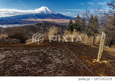 石割山から見る冬の富士山 107101224