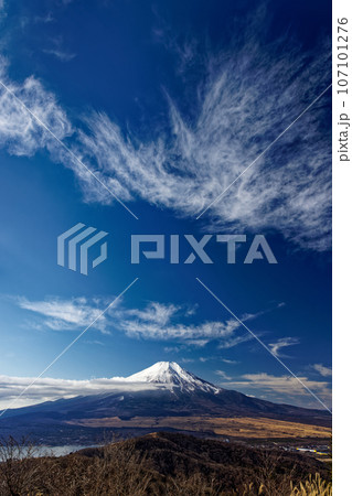 山中湖畔・石割山から見る冬の富士山 山中湖畔・石割山から見る冬の富士山 107101276