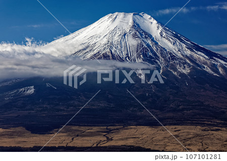 山中湖畔・石割山から見る冬の富士山 107101281