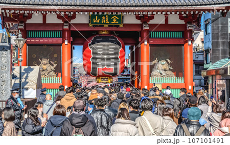 東京の都市風景　正月三が日の雷門 107101491