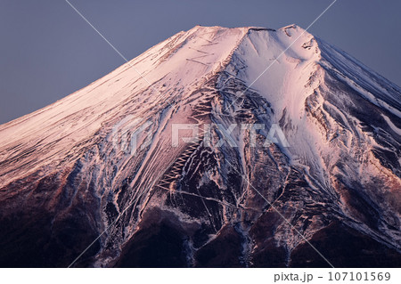 杓子山から見る朝焼けの富士山 107101569