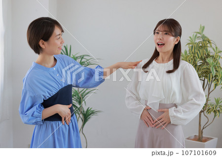 ボイストレーナーからアドバイスを受けてボイストレーニングする女性2 ボイストレーナーからアドバイスを受けてボイストレーニングする女性2 107101609