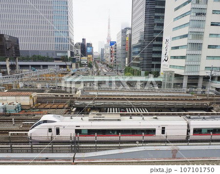 東京都 浜松町駅から見る特急ひたち 背景に東京タワー 9月 東京都 浜松町駅から見る特急ひたち 背景に東京タワー 9月 107101750