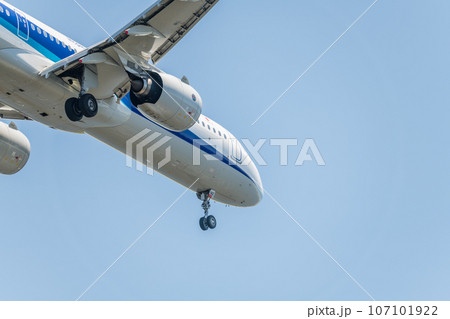 【城南島海浜公園上空から着陸態勢のANA機】 107101922