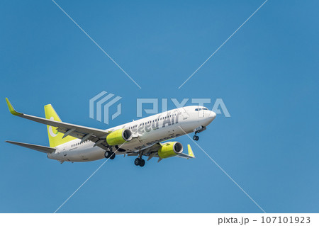 【城南島海浜公園上空から着陸態勢のソラシドエア機】 107101923