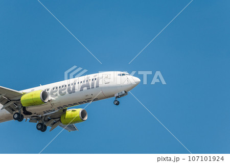 【城南島海浜公園上空から着陸態勢のソラシドエア機】 107101924