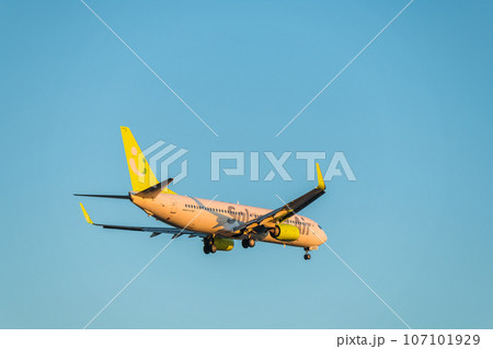 【夕暮れの城南島海浜公園上空から着陸態勢のソラシドエア機】 107101929