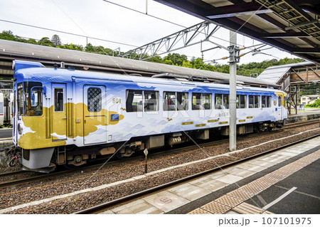 宮津駅に停車中のKTR801列車(海の京都デザイン列車) 宮津駅に停車中のKTR801列車(海の京都デザイン列車) 107101975