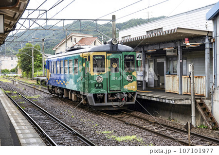 宮津駅に停車中のMF102列車(海の京都デザイン列車) 宮津駅に停車中のMF102列車(海の京都デザイン列車) 107101977