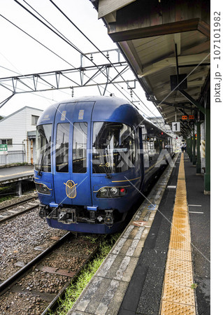 宮津駅に停車中の特急タンゴリレー号「丹後の海」 107101982