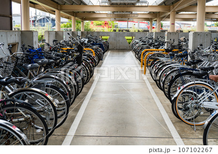 地方都市の駅前の無料駐輪場イメージ|自転車イメージ|盗難イメージ|通勤通学イメージ 地方都市の駅前の無料駐輪場イメージ|自転車イメージ|盗難イメージ|通勤通学イメージ 107102267
