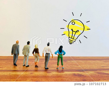 アイデアが浮かんだビジネスマン（ミニチュア）たち 107102713