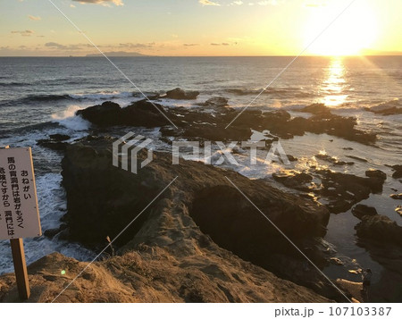 城ヶ島_馬の背洞門を上から見たところ 107103387