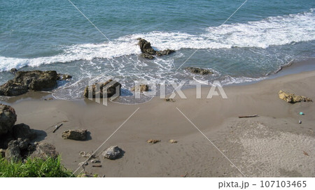 青い海と岩のある海岸 107103465