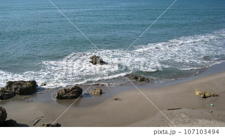 青い海と岩のある海岸 青い海と岩のある海岸 107103494