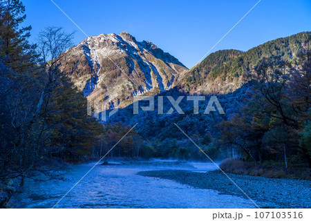 晩秋・早朝の上高地「川霧の梓川と朝焼けの焼岳」 107103516