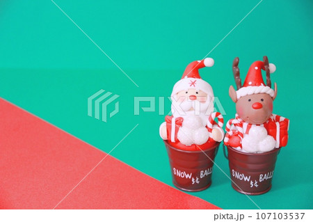 クリスマスのイメージ（サンタとトナカイ） 107103537