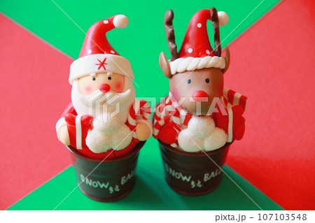 クリスマスのイメージ(サンタとトナカイ) クリスマスのイメージ(サンタとトナカイ) 107103548