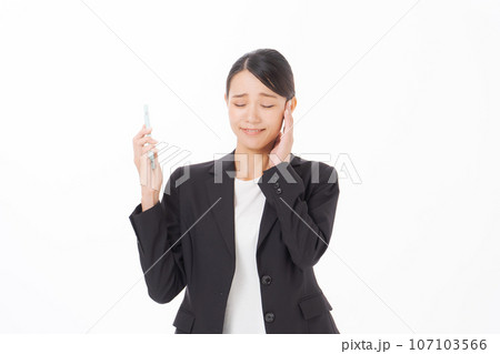 クレーム電話を受ける女性の写真 107103566