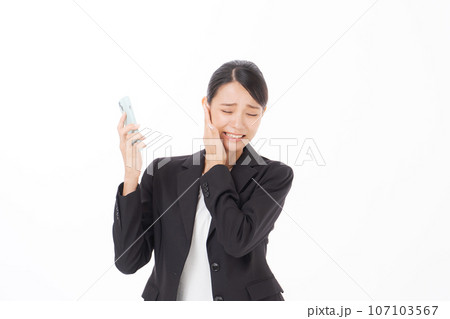 クレーム電話を受ける女性の写真 107103567