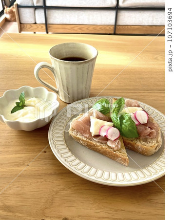 オシャレなカフェのサンドイッチとコーヒー オシャレなカフェのサンドイッチとコーヒー 107103694