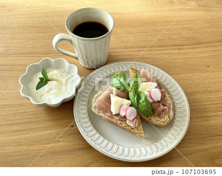 オシャレなカフェのサンドイッチとコーヒー 107103695