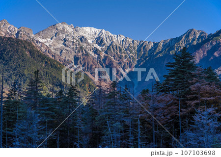 【上高地の絶景】晩秋の穂高連峰の朝景色 107103698