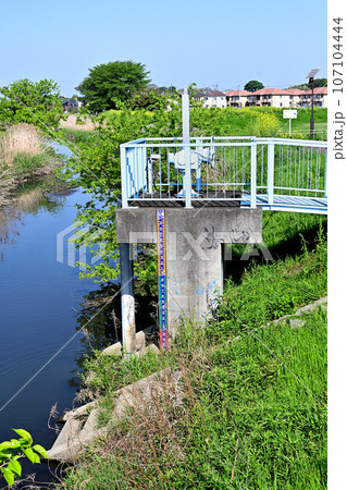 掛樋公園付近の綾瀬川と田園風景 107104444