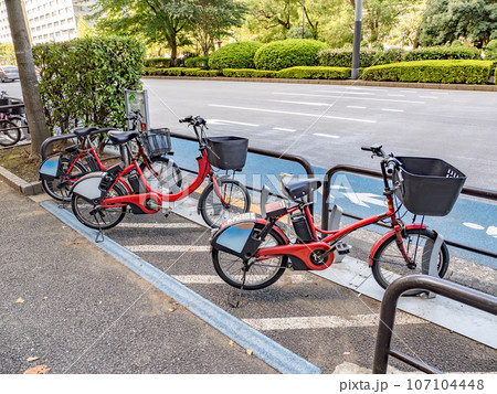 東京・国会通りにある自転車シェアリングのサイクルポート 107104448