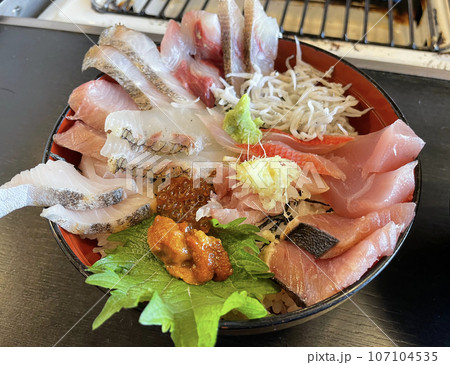 新鮮な海の幸、海鮮丼接写、伊東にて 107104535