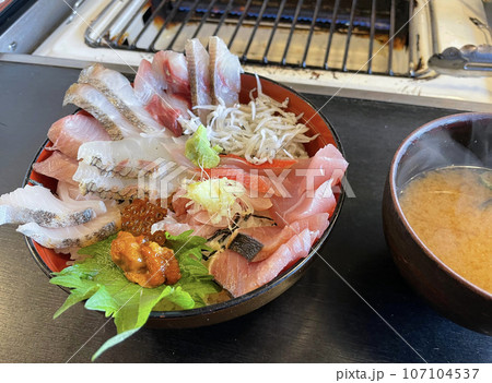 新鮮な海の幸、海鮮丼接写、伊東にて 新鮮な海の幸、海鮮丼接写、伊東にて 107104537