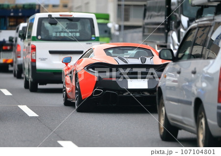 首都高を走るスポーツカー　イメージ 107104801