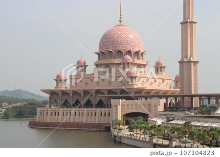 世界一美しいモスク　ピンクモスク　プトラ・モスク　マレーシア　プトラジャヤ 107104823