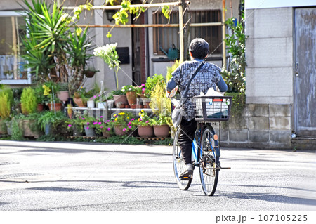 自転車に乗るシニア 107105225