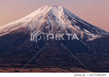杓子山から見る朝焼けの富士山 107106094