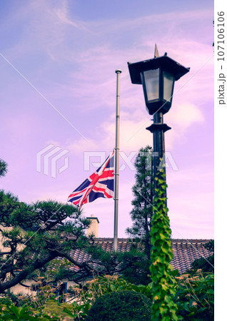 建物と半旗 107106106