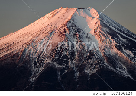杓子山から見る朝日差す富士山 杓子山から見る朝日差す富士山 107106124