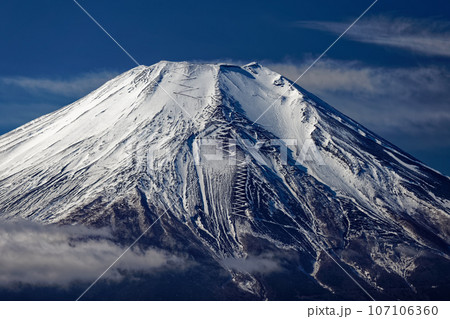 山中湖畔・石割山から見る冬の富士山 107106360