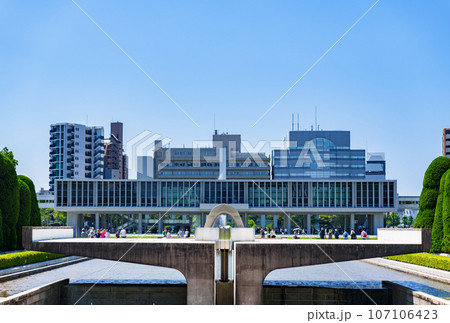 原爆資料館 を 背景 にした 平和公園 の 原爆慰霊碑 【 ヒロシマ の 夏 の 風景 】 原爆資料館 を 背景 にした 平和公園 の 原爆慰霊碑 【 ヒロシマ の 夏 の 風景 】 107106423