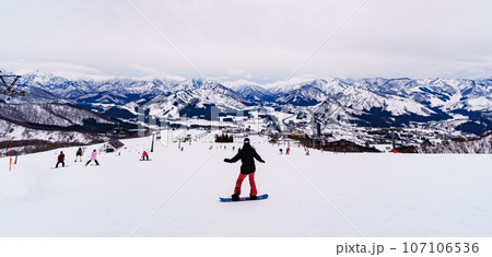 スキー場 の ゲレンデ の パノラマ 風景 【 新潟県 の 越後湯沢 の 岩原スキー場 】 107106536