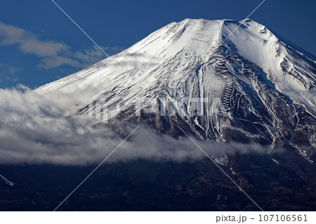 忍野・二十曲峠から見る冬の富士山 107106561