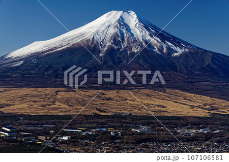 杓子山・鹿留山間の露岩から見る富士山 107106581